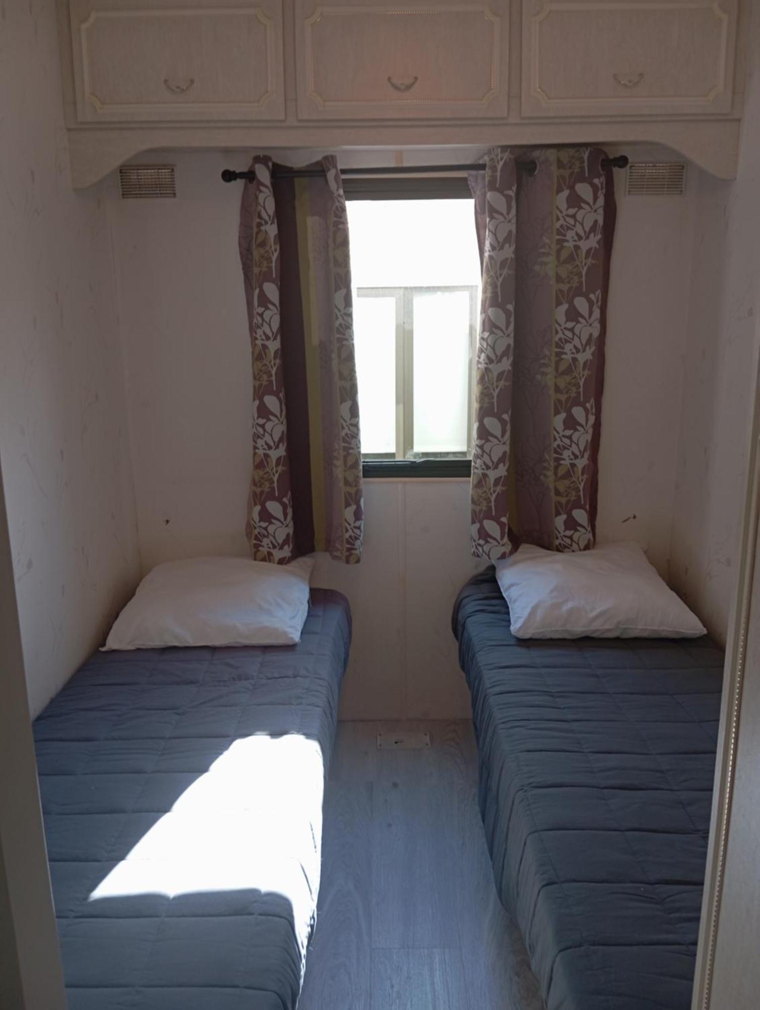 Vacances Familiales Dans Camping Avec Piscine Frejus Room photo